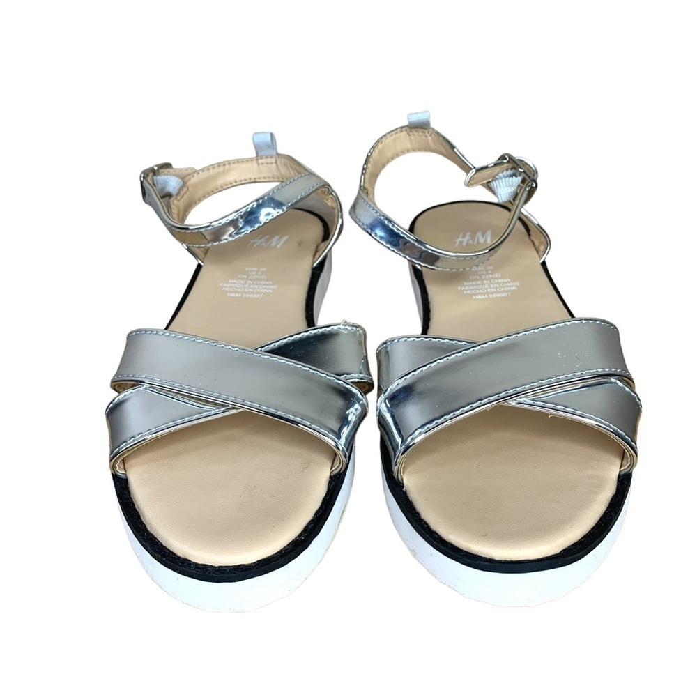 Size 4 H M Girls Silver White Sandals Strappy Foam Bottom Beachy Buckle Closure